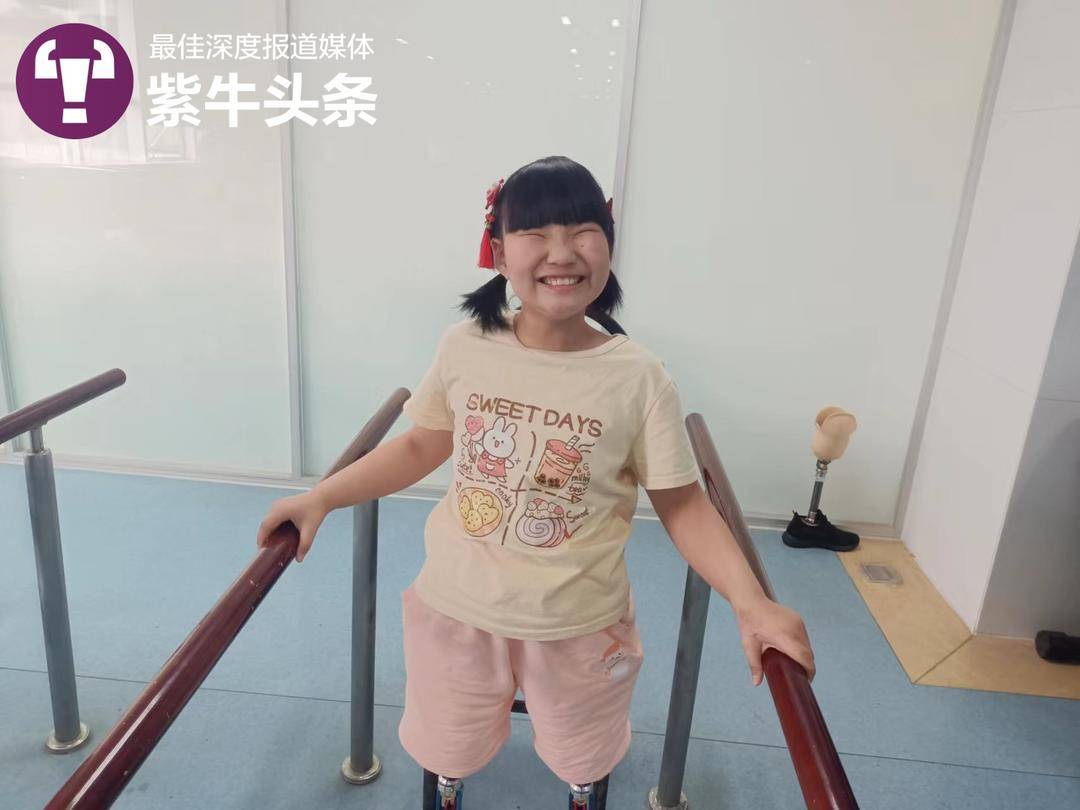 这小碎步让人流泪！7岁男童和截肢姐姐赛跑，故意放慢脚步让姐姐赢4
