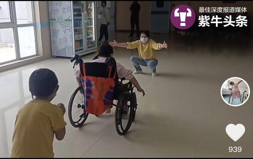 这小碎步让人流泪！7岁男童和截肢姐姐赛跑，故意放慢脚步让姐姐赢2