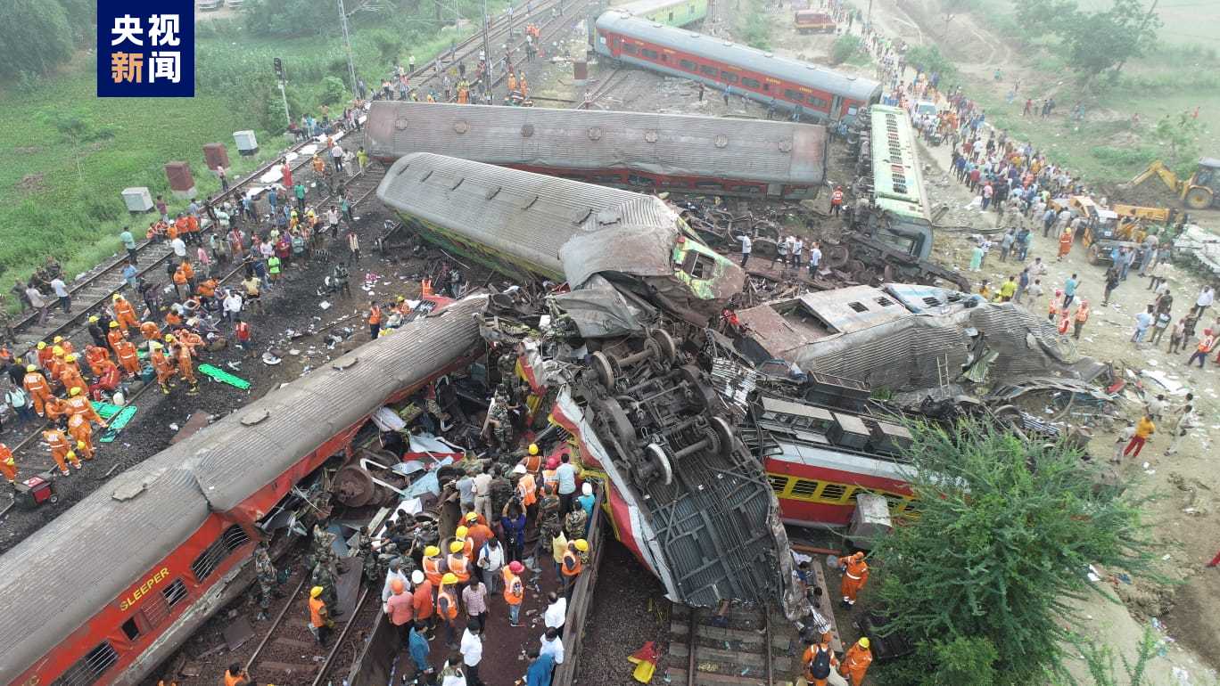 持续更新丨印度奥迪沙邦发生列车相撞事故 已致288人死亡约900人受伤1