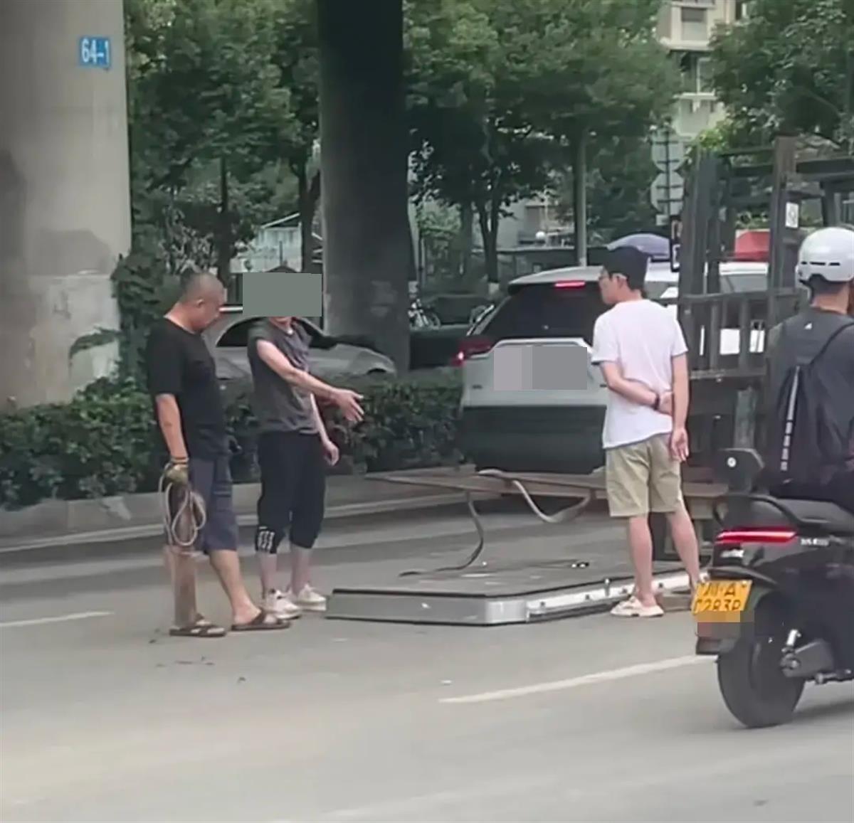成都一新能源汽车疑似行驶中电池包掉落，曹操汽车：正调查核实掉落原因2