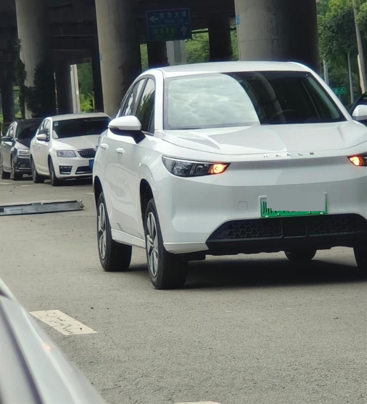 成都一新能源汽车疑似行驶中电池包掉落，曹操汽车：正调查核实掉落原因1
