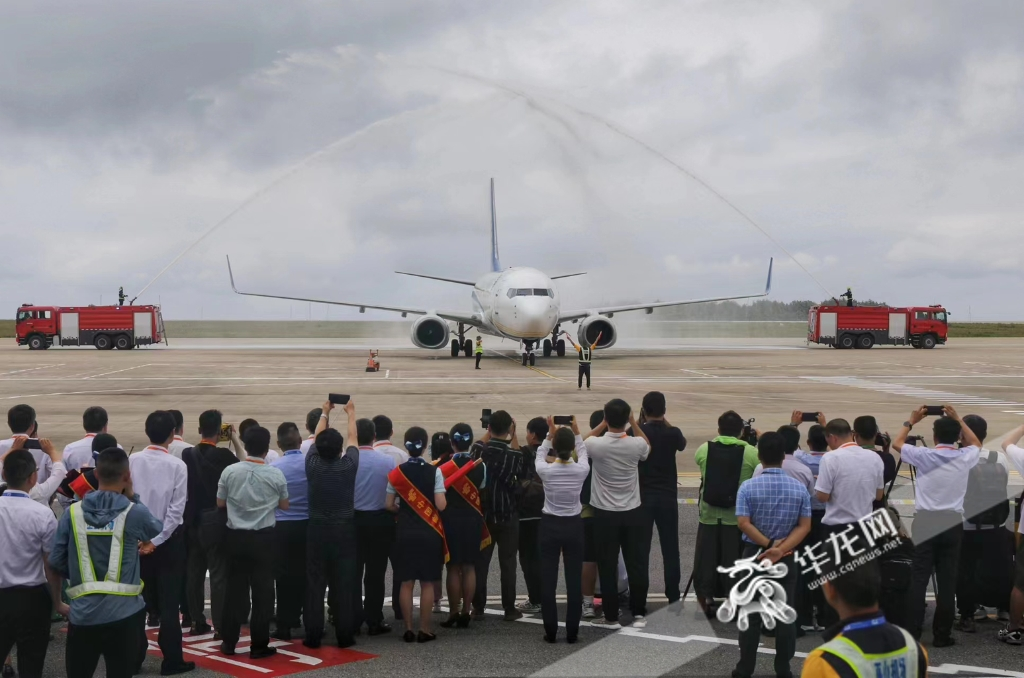 The first “Plums Freight” welcomed by Wushan Airport with water gate