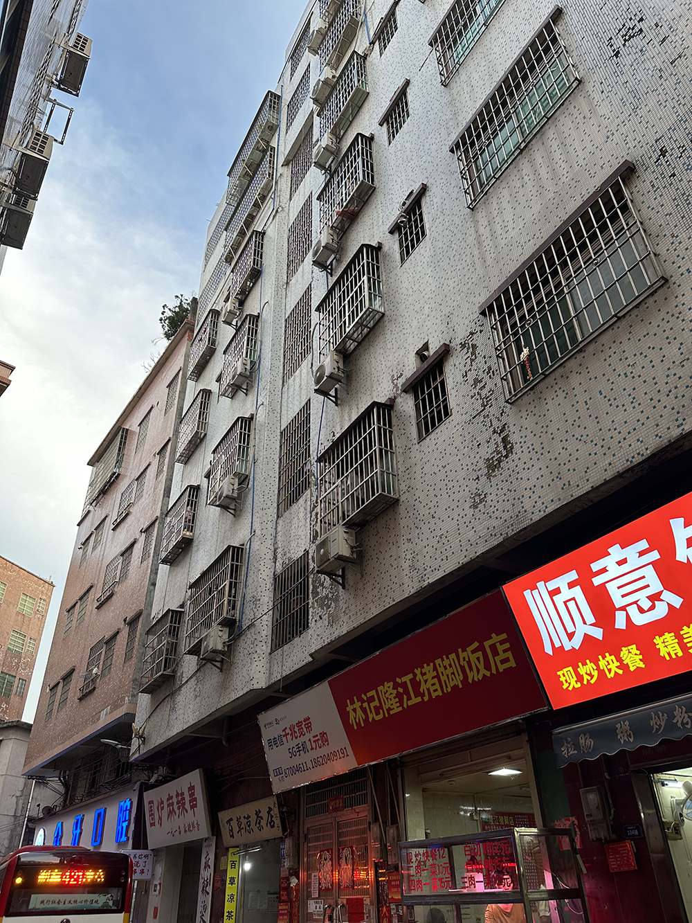 妻子称丈夫泼汽油致双双烧伤已获立案,男方亲属否认骗捐200余万5