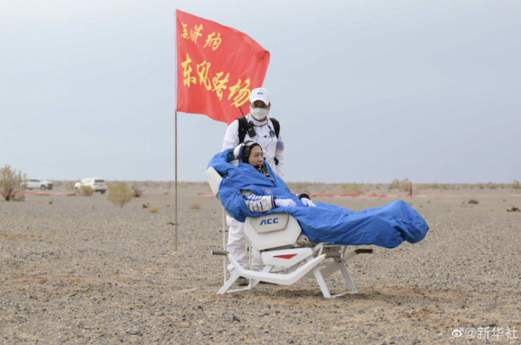 费俊龙、邓清明、张陆到地球了！早饭吃……3
