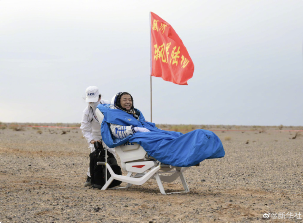 费俊龙、邓清明、张陆到地球了！早饭吃……4