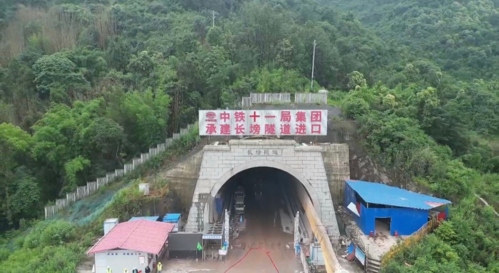渝湘高铁重庆至黔江段长塝隧道贯通。受访单位供图