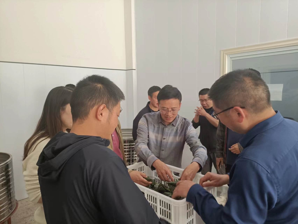 驻乡工作队调研云阳幺妹香食品加工厂生产情况。受访单位供图。