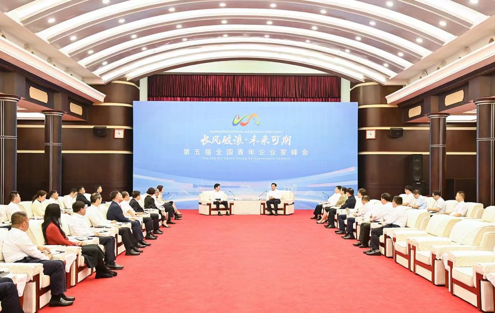 袁家军胡衡华会见来渝出席第五届全国青年企业家峰会重要嘉宾