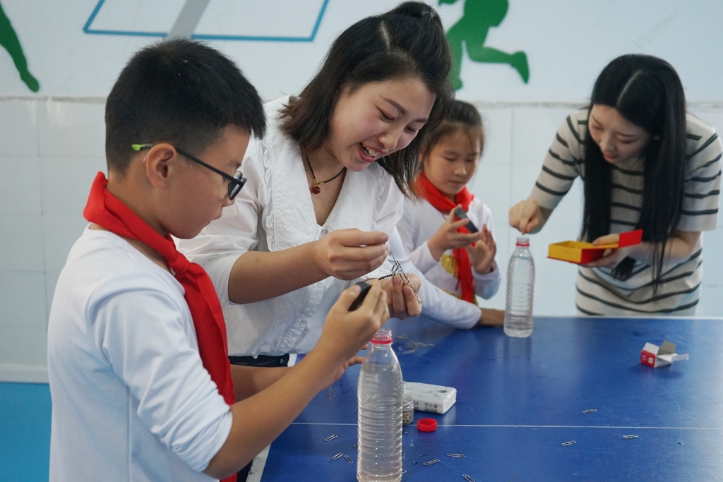 奉节县辽宁小学一二年级“水中捞针”比赛