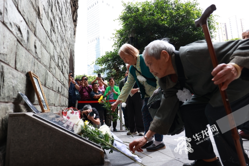 市民在重庆大轰炸“六五大隧道惨案”遗址前献花。华龙网-新重庆客户端记者 罗杰 摄
