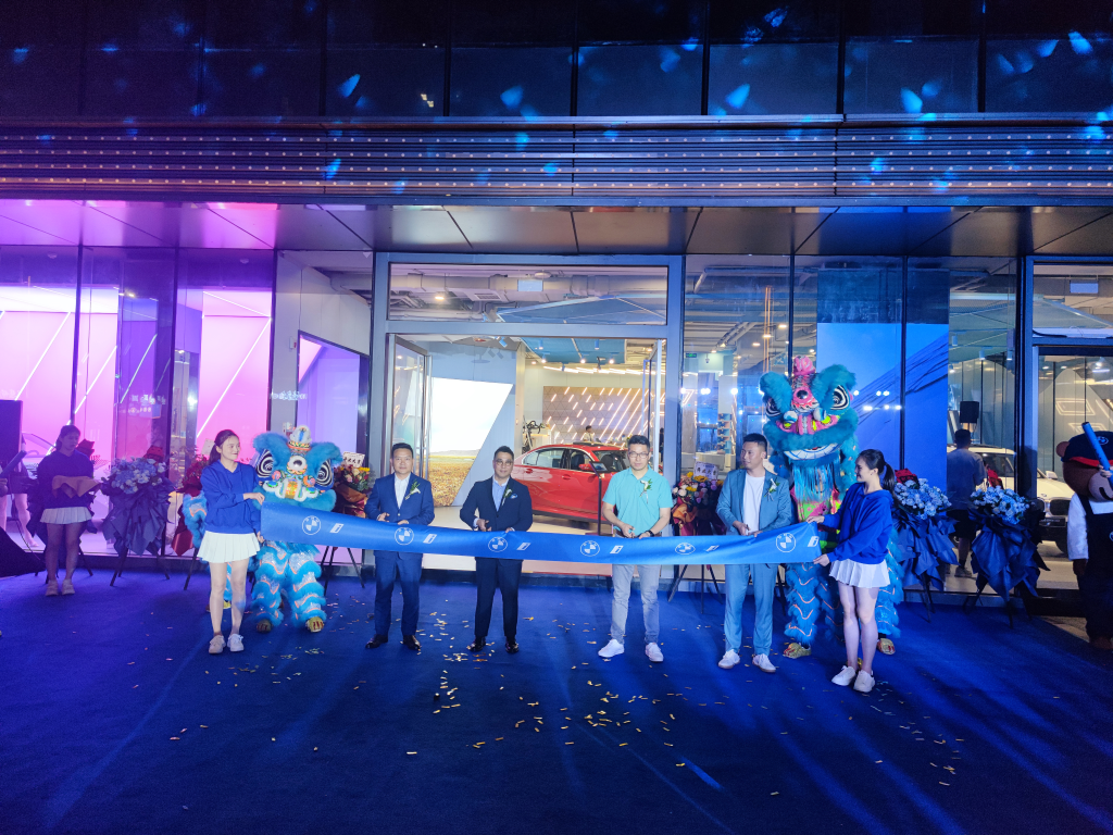 重庆首家BMW i新能源展厅开业剪彩仪式。 华龙网-新重庆客户端 曹凯 摄