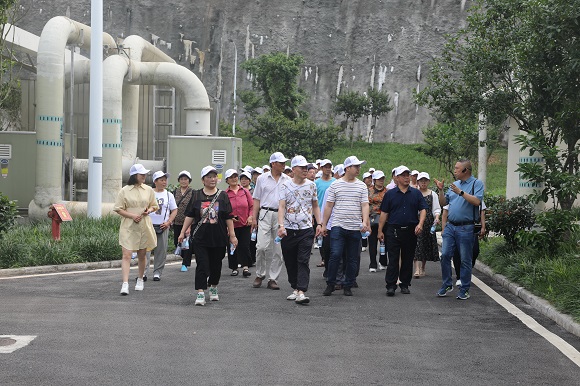 市民群众参观污水处理厂。通讯员 何华 摄