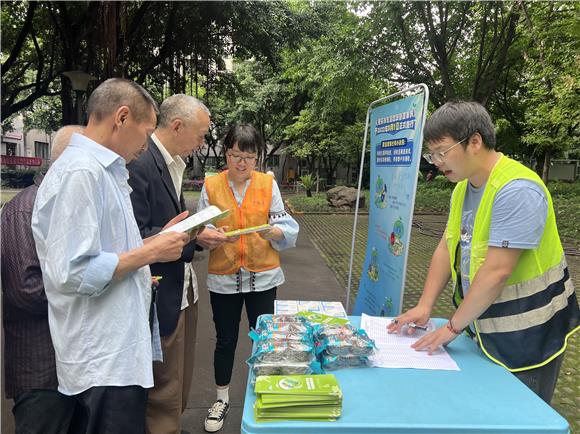1社区环保志愿者正在向居民普及环保知识。通讯员 陈天红 摄
