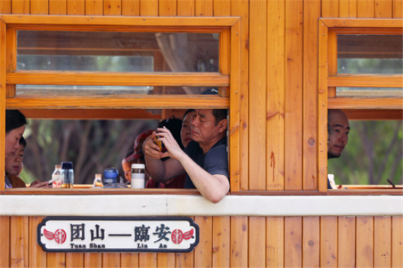 6月3日，游客在体验建水小火车旅游专列。新华社记者 兰红光 摄