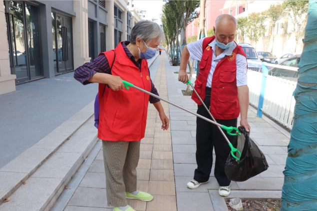 4老党员杨常华参加社区垃圾分类志愿活动。学智社区供图