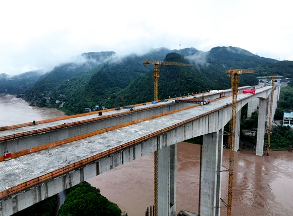 重庆渝武高速复线北碚嘉陵江特大桥主桥主体结构全部完成。特约通讯员  秦廷富  摄