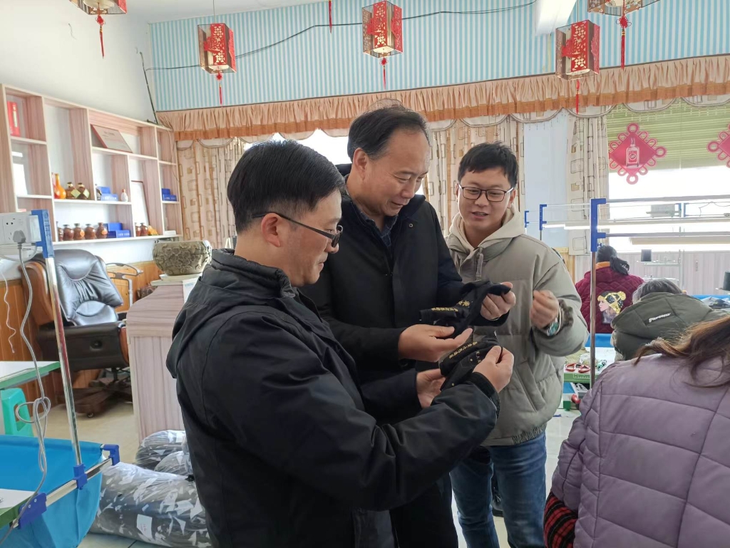 驻乡工作队调研云阳宝台村玩具加工厂生产情况。受访单位供图