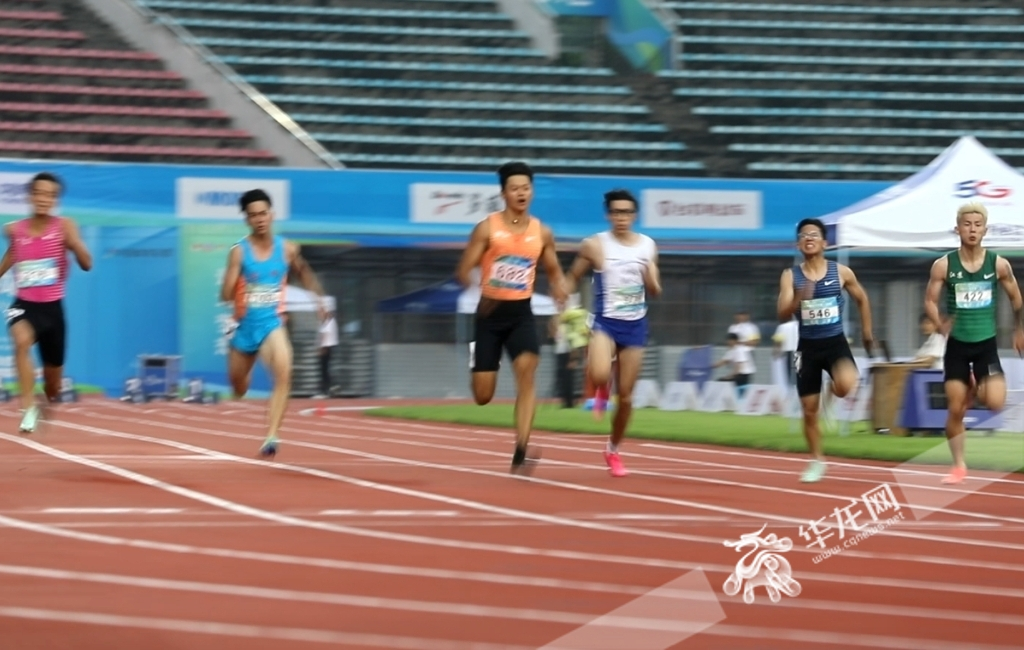 Xie Zhenye wins the 100-meter final in 10.05 seconds.