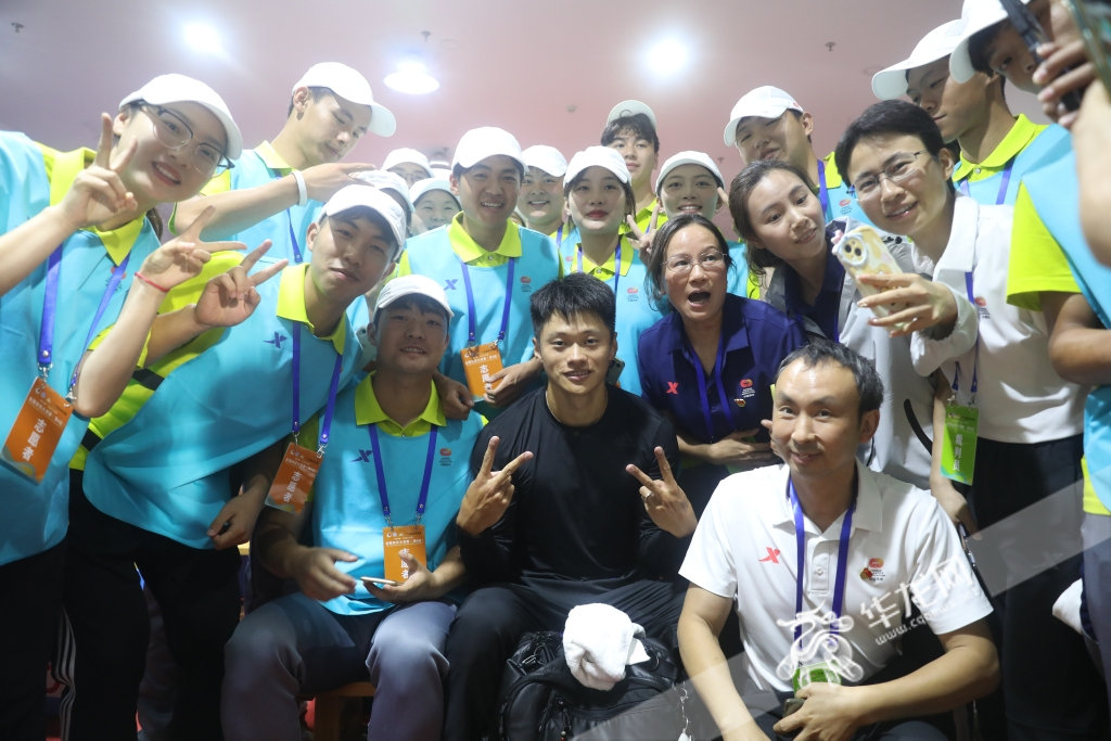 Xie Zhenyu has a group photo with the volunteers warmly after the race.