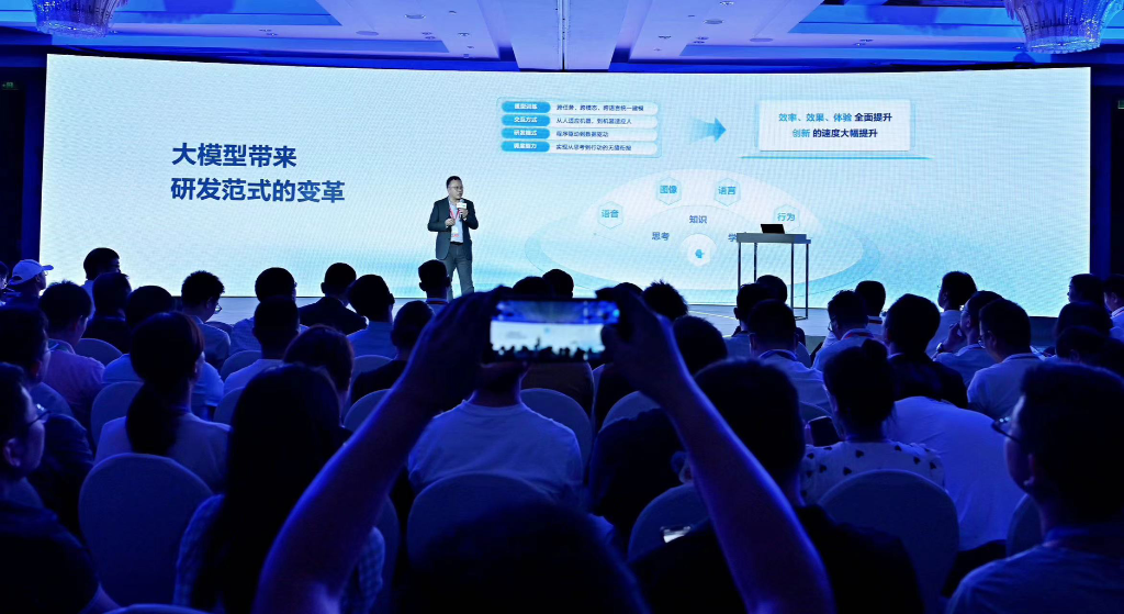 百度集团副总裁侯震宇现场演讲。百度供图