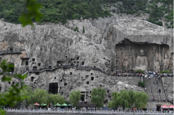 6月5日，游客在洛阳龙门石窟景区游览。新华社记者 吴刚 摄