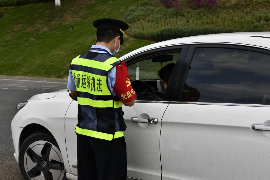 执法队员对过往车辆进行例行检查。重庆交通执法部门供图