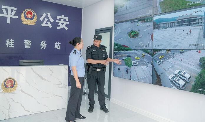 双桂警务站，民警在介绍该站相关功能。