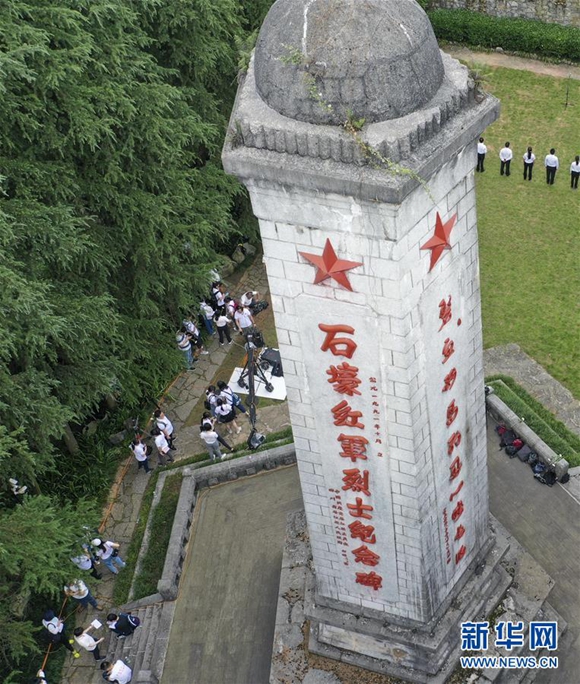 位于重庆市綦江区的石壕红军烈士纪念碑（7月15日无人机拍摄）。 新华社记者 刘潺 摄