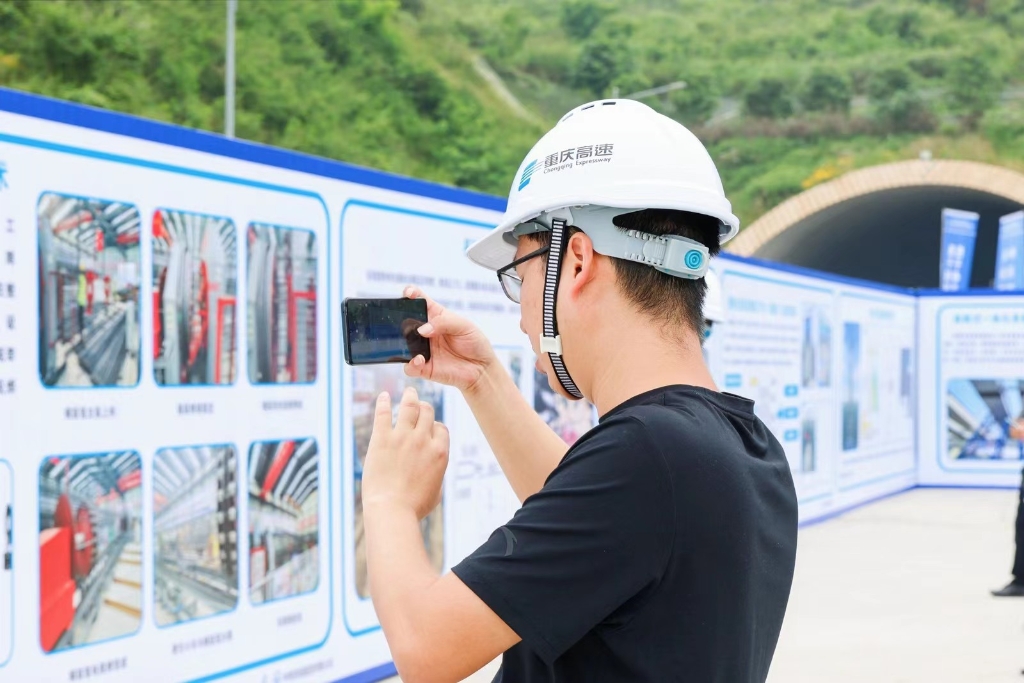 建设者了解新技术、新工艺。重庆高速集团供图