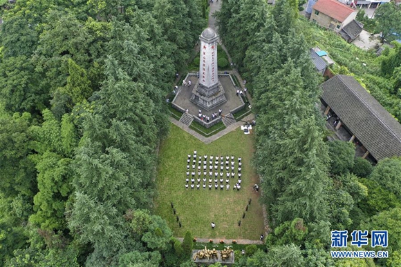 位于重庆市綦江区的石壕红军烈士墓和纪念碑（7月15日无人机拍摄）。 新华社记者 刘潺 摄