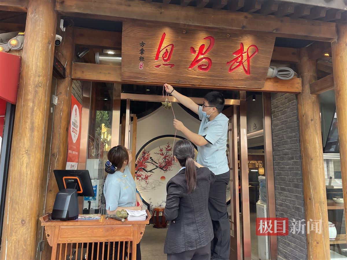 高考餐、“夺魁”花束、糕粽礼盒……“高考经济”火了1