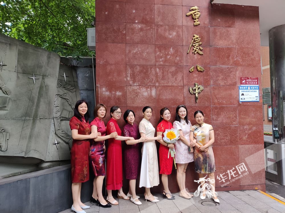 重庆八中考点外，“旗袍妈妈”们合影留念。华龙网–新重庆客户端 林红 摄