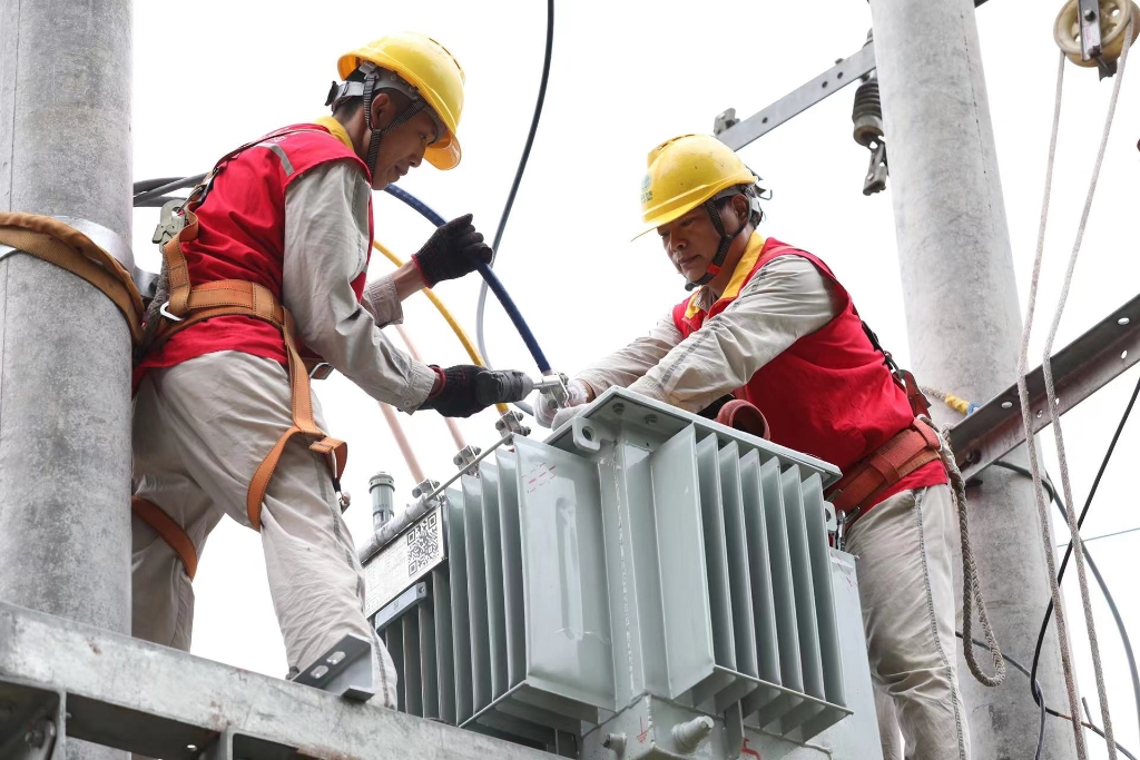国网重庆市南供电公司红岩电小哥新装变压器，为乡村小微企业发展增容。受访者供图
