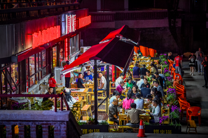 初夏夜晚，市民在民主村畅享火锅美食。 记者 曹鸣鸥 摄