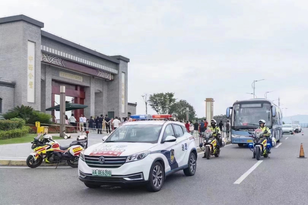 执勤民警守护在考场外。渝北公安供图