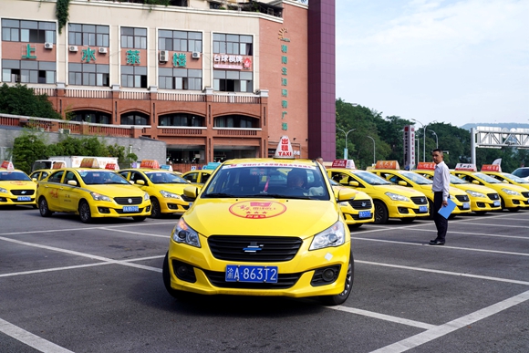 “雷锋的士”志愿服务高考直通车整装待发。特约通讯员 秦廷富 摄