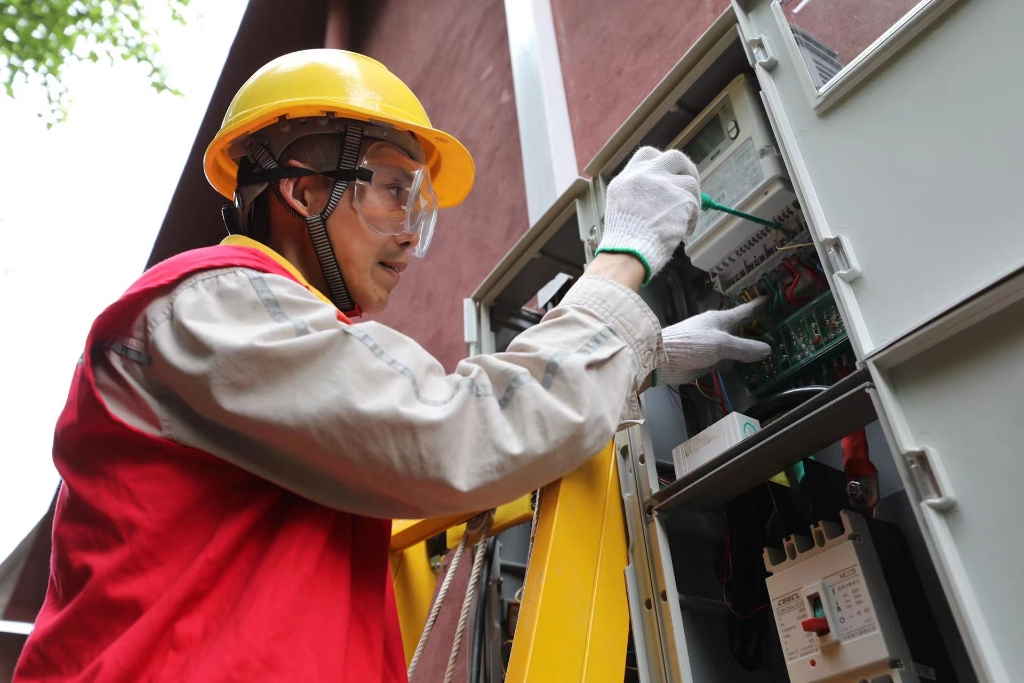 国网重庆市南供电公司红岩电小哥为企业安装三相电表。受访者供图