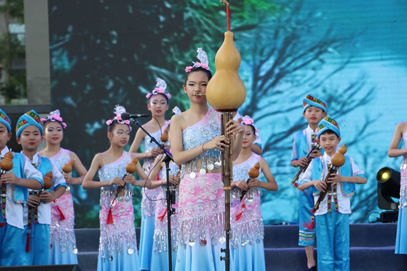 5.渝北区和合家园小学带来葫芦丝合奏《阿佤人民唱新歌》