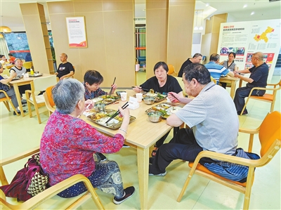 老年人在社区食堂用餐。 记者 晏艳辉 摄