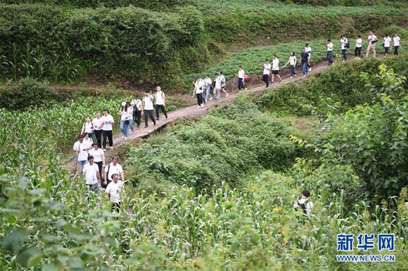 参加再走长征路记者团的记者在位于重庆市綦江石壕镇的当年中央红军走过的长征路上进行体验式采访（7月15日摄）。新华社记者 唐奕 摄