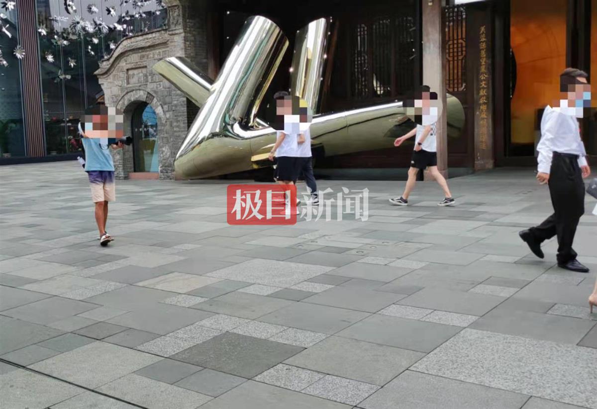 “国企领导牵手门”事发地成都太古里禁止街拍？现场确有提示牌，客服：个人拍摄自由2