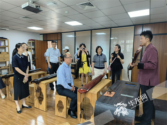 中国广播艺术团一行与古琴师展开交流。华龙网-新重庆客户端 王雨蘅 摄