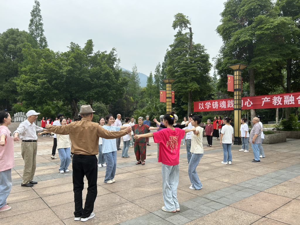 重庆护理职业学院师生与老人互动。
