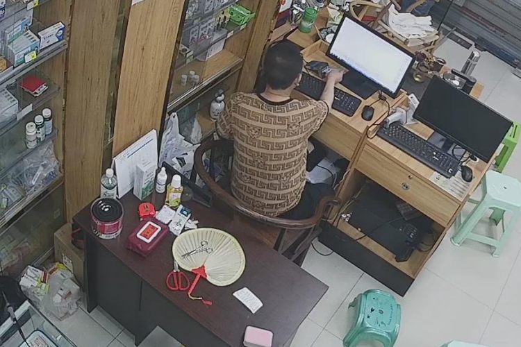 药剂师捡到医保卡刷掉上万元,警方:已对其采取强制措施