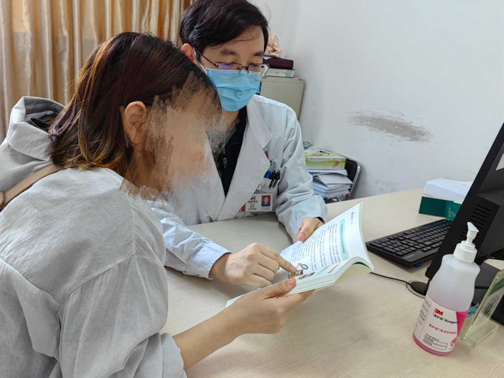 宋志强为病人诊疗中。西南医院供图