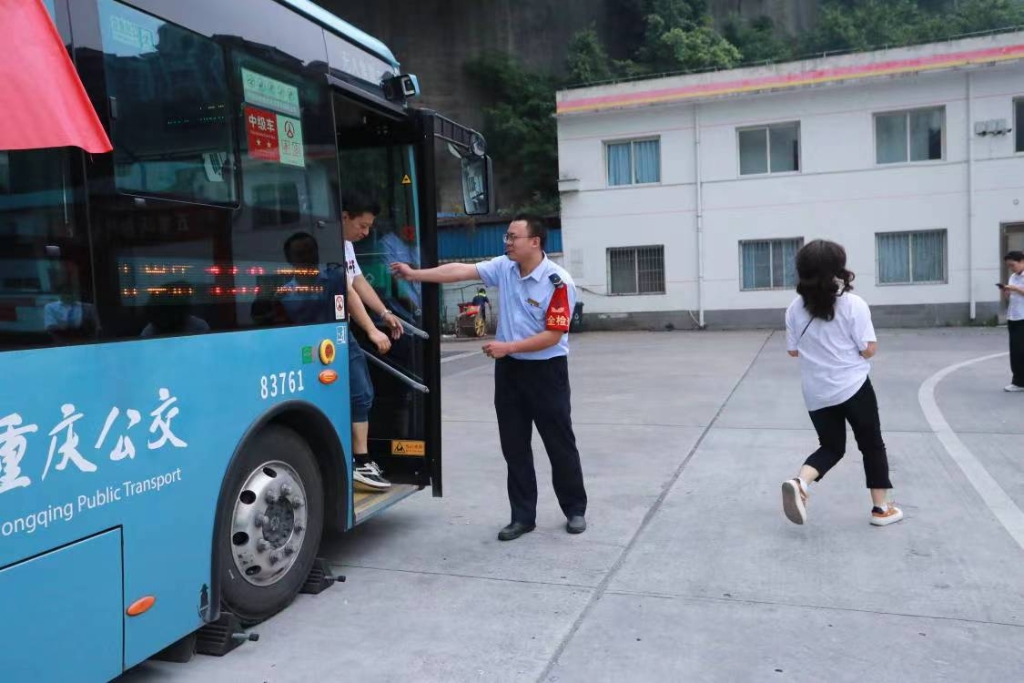两江公交人和分公司举行应急演练。受访者供图