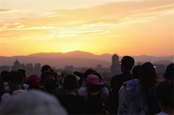 6月7日，游客在景山上观看夕阳。新华社记者 陈晔华 摄