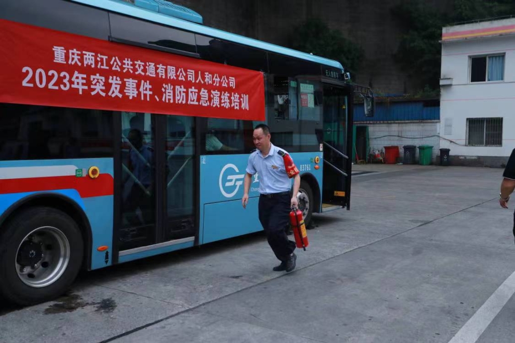 模拟公交车起火场景。受访者供图