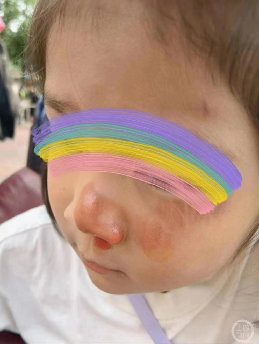 迪士尼被插队者撞倒受伤女童家长发声,多名游客反映黄牛插队占位猖獗1