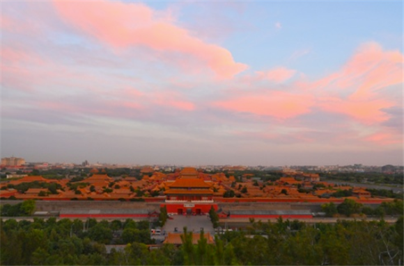 6月7日拍摄的晚霞映衬下的北京故宫博物院。新华社记者 陈晔华 摄